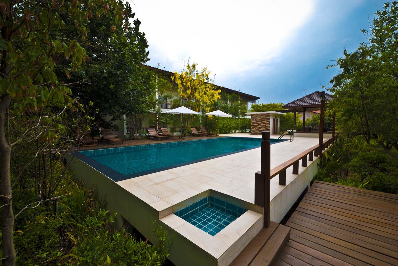 Tree House Hotel Sisaket Bagian luar foto
