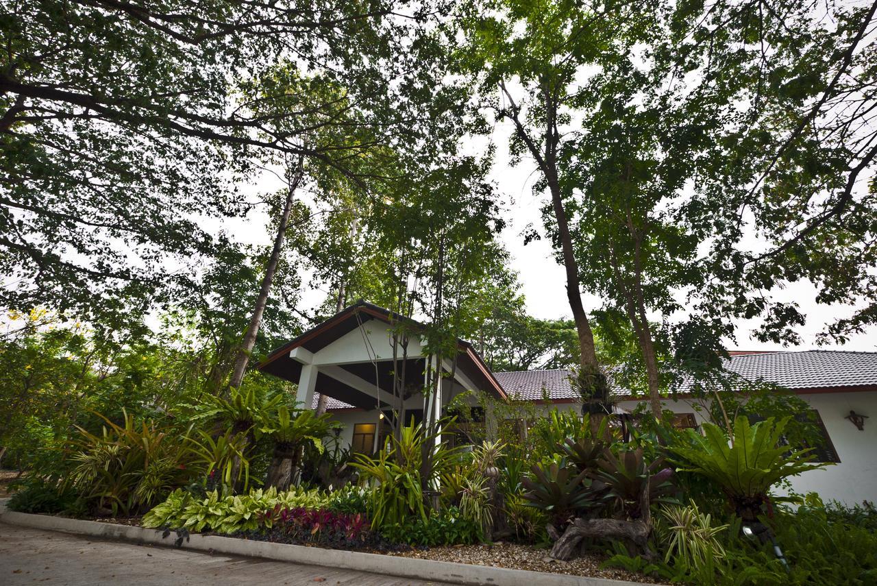 Tree House Hotel Sisaket Bagian luar foto
