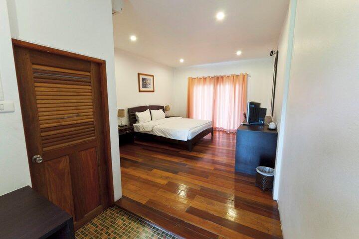 Tree House Hotel Sisaket Bagian luar foto